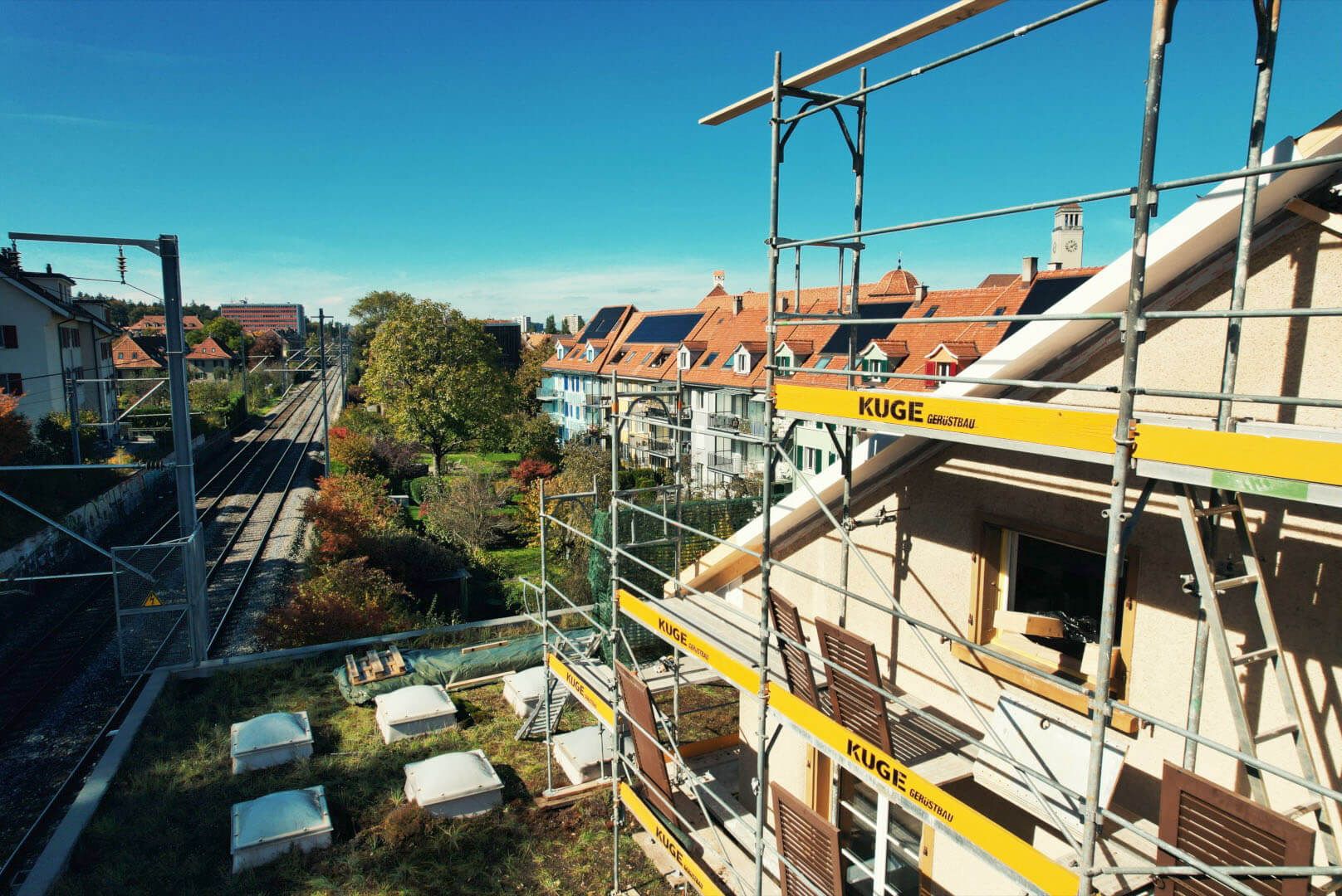 Fassadengerüste für eine Fassadensanierung – Foto: KUGE Bau AG