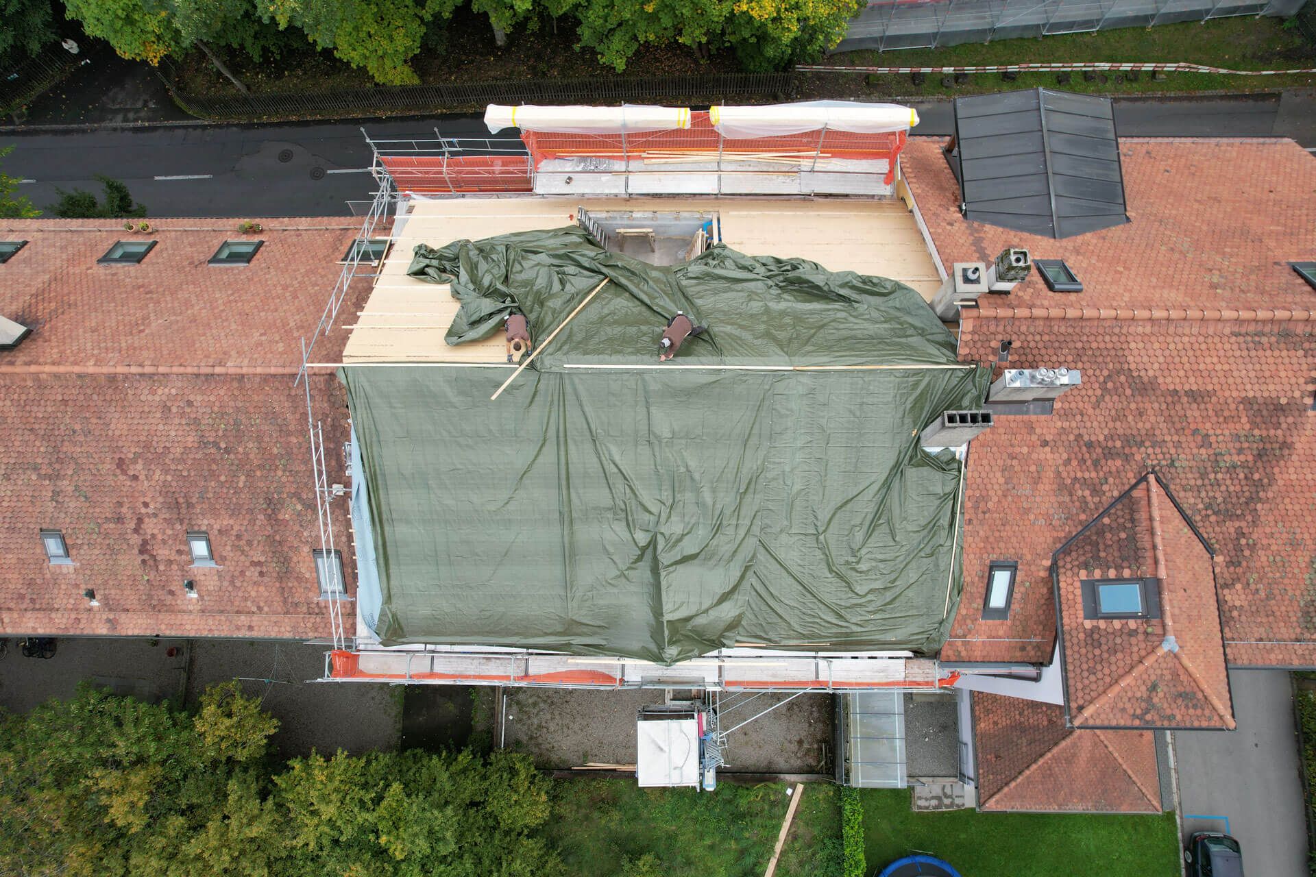 Dachfanglage an einem grossflächigen Ökonomiedach im Kanton Aargau – Foto: KUGE Bau AG