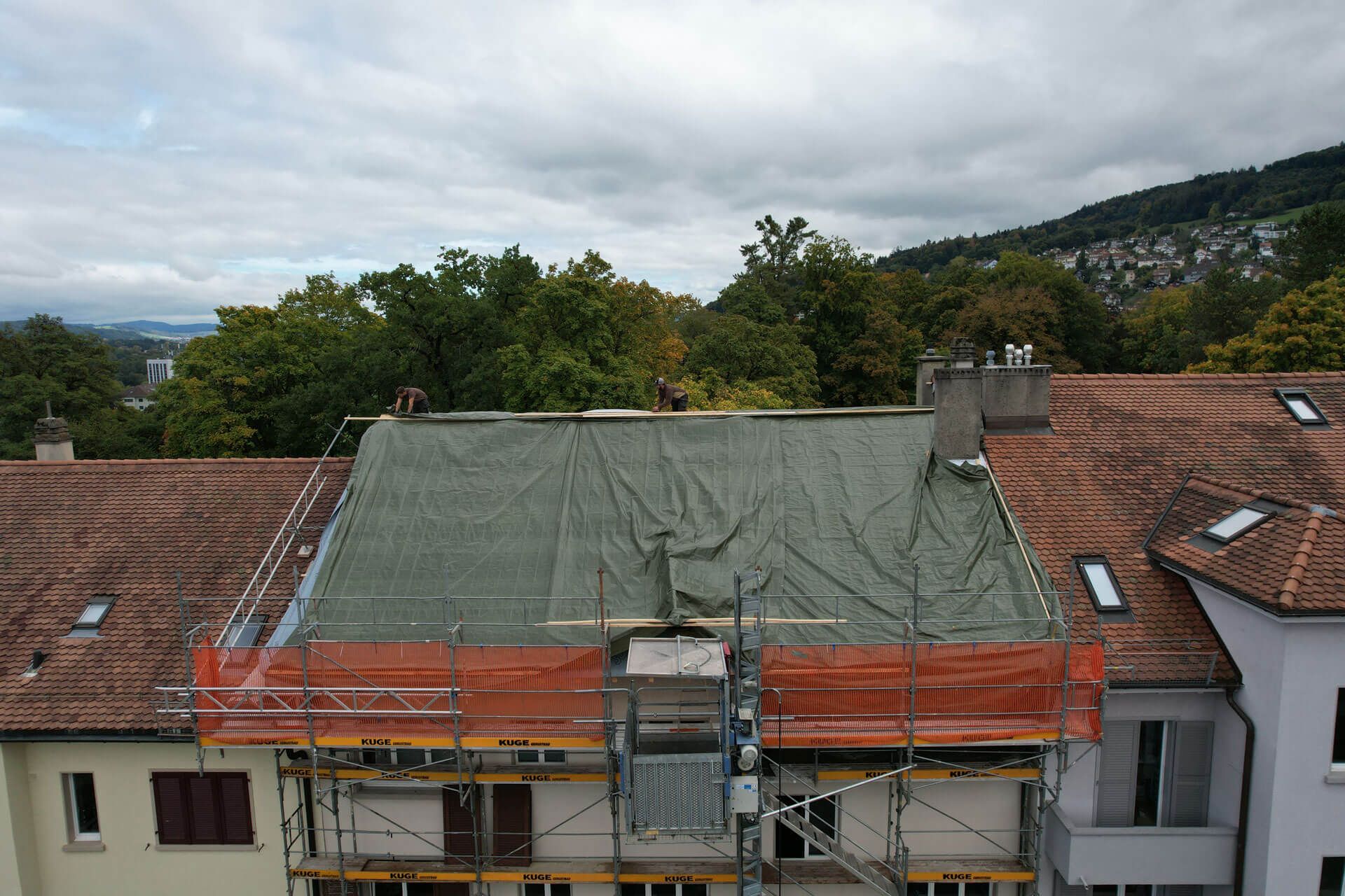 Gerüstbau Dachgerüst an einem Einfamilienhaus – Foto: KUGE Bau AG