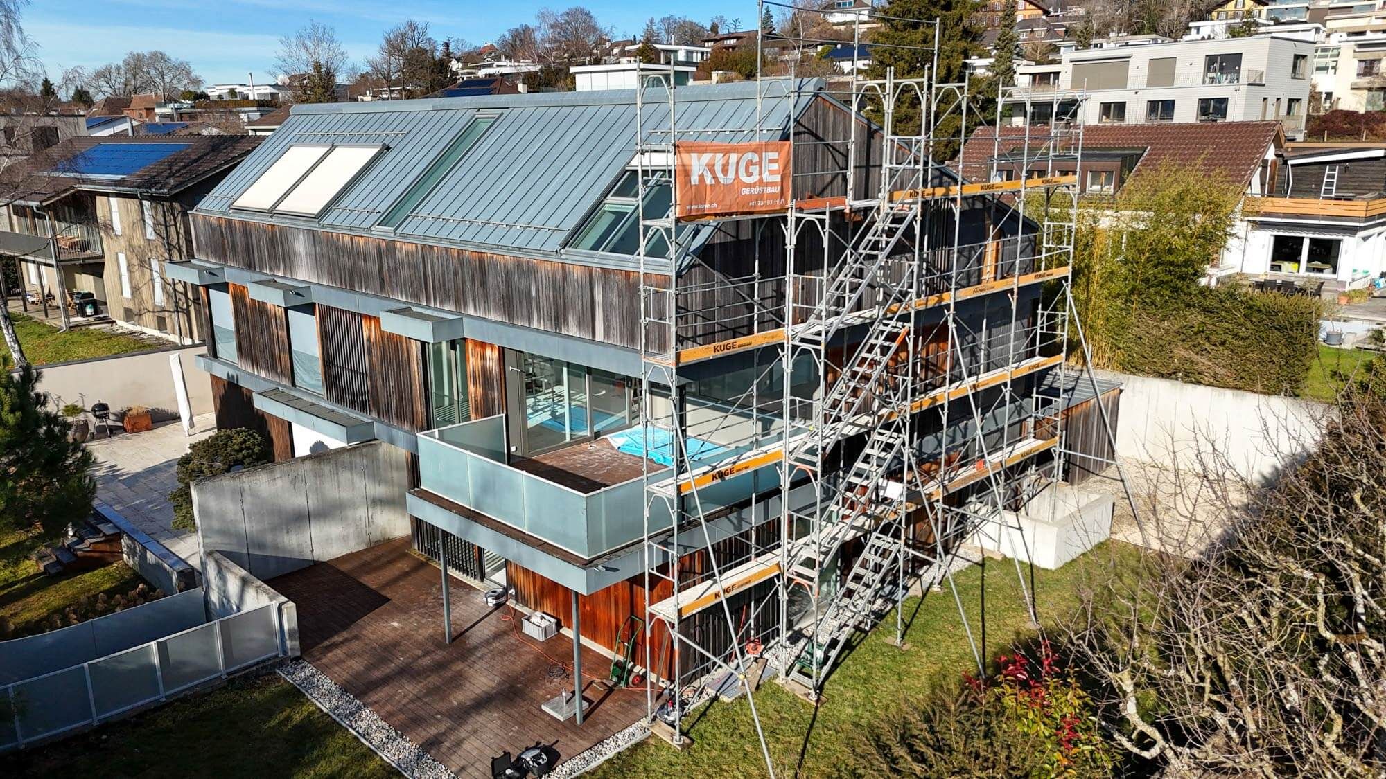 Fassadengerüst an einem Mehrfamilienhaus – Foto: KUGE Bau AG
