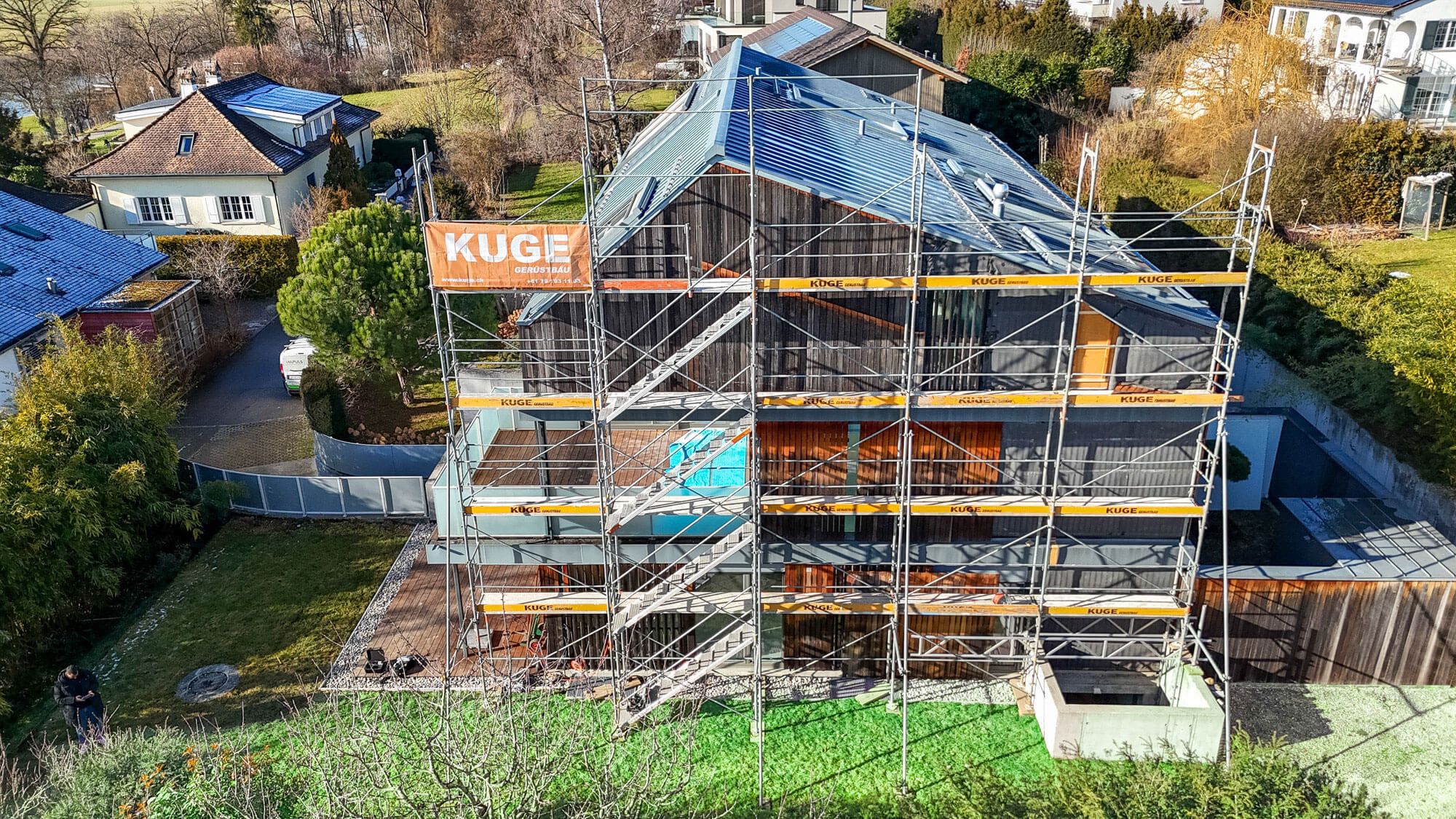 Gerüstbau Fassadengerüst über die volle Gebäudehöhe – Foto: KUGE Bau AG