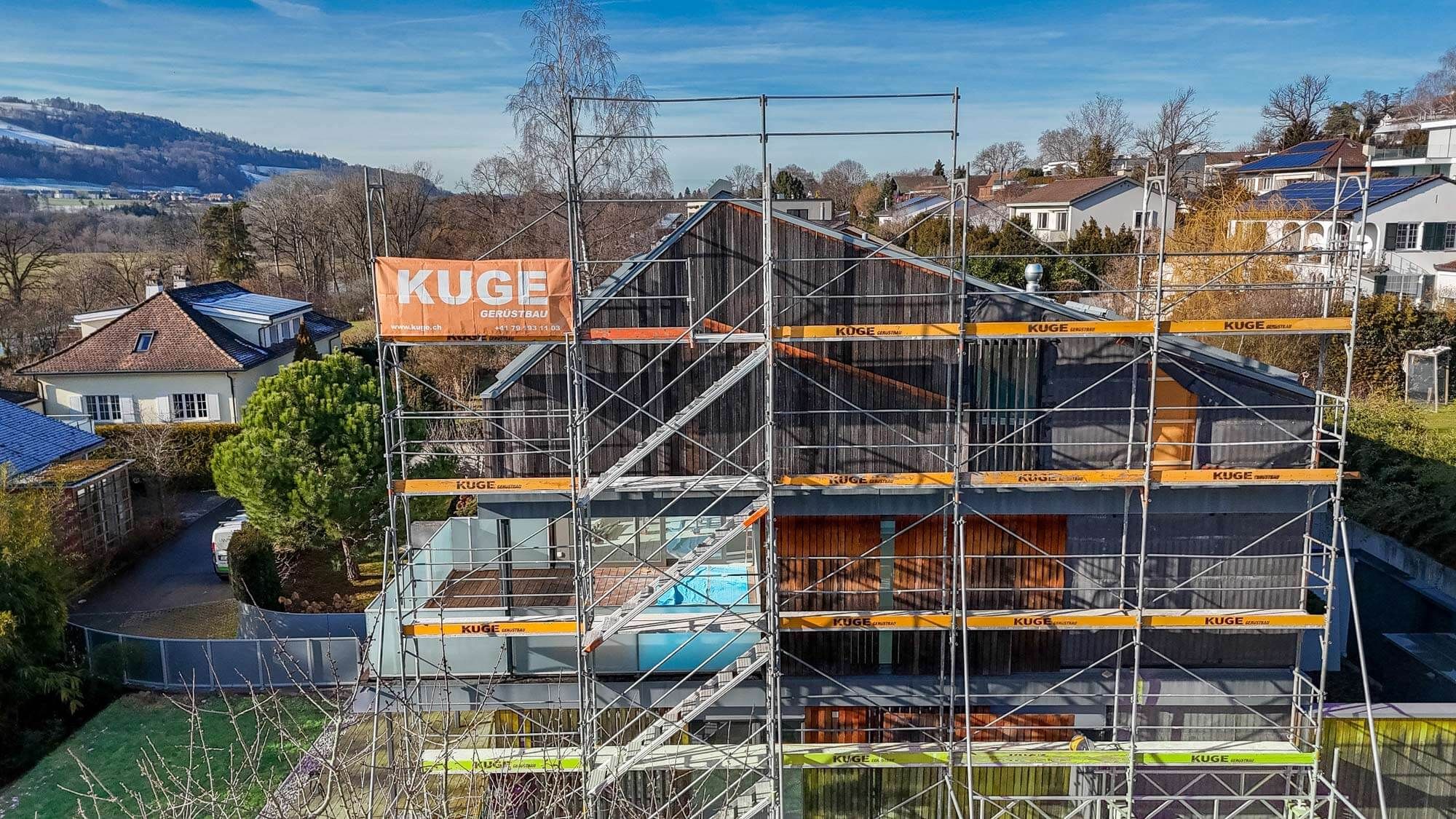Gerüstbau Fassadengerüst mit Treppenaufstieg – Foto: KUGE Bau AG