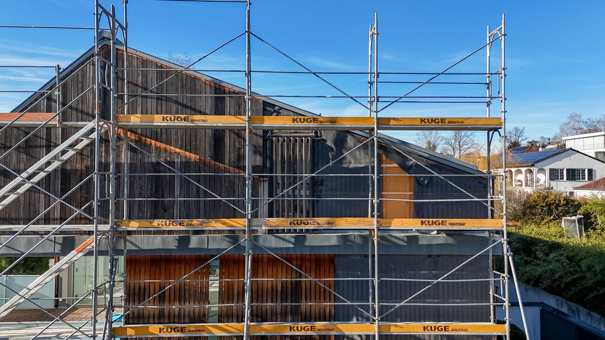 Gerüstbau Fassadengerüst an einem Wohnhaus – Foto: KUGE Bau AG