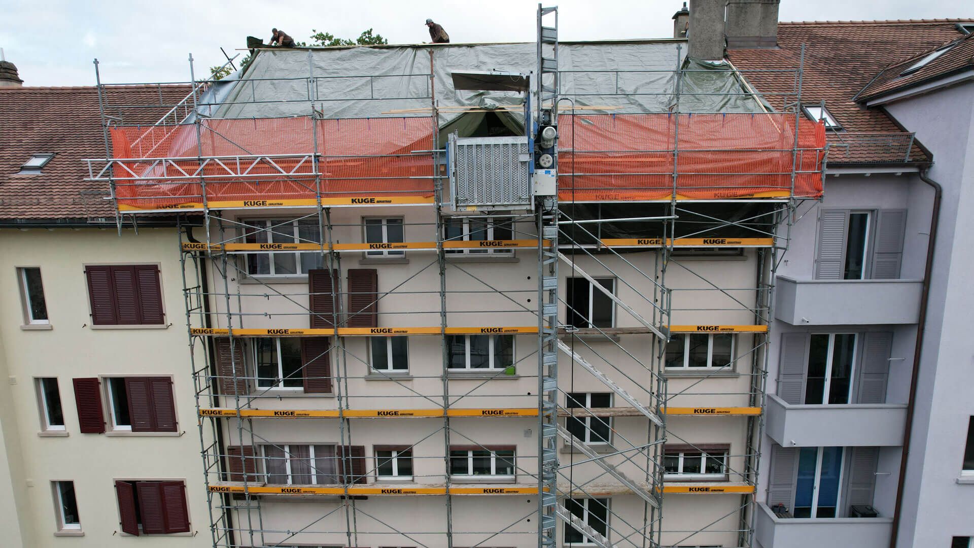 Gerüstbau Fassadengerüst an einem Neubau – Foto: KUGE Bau AG