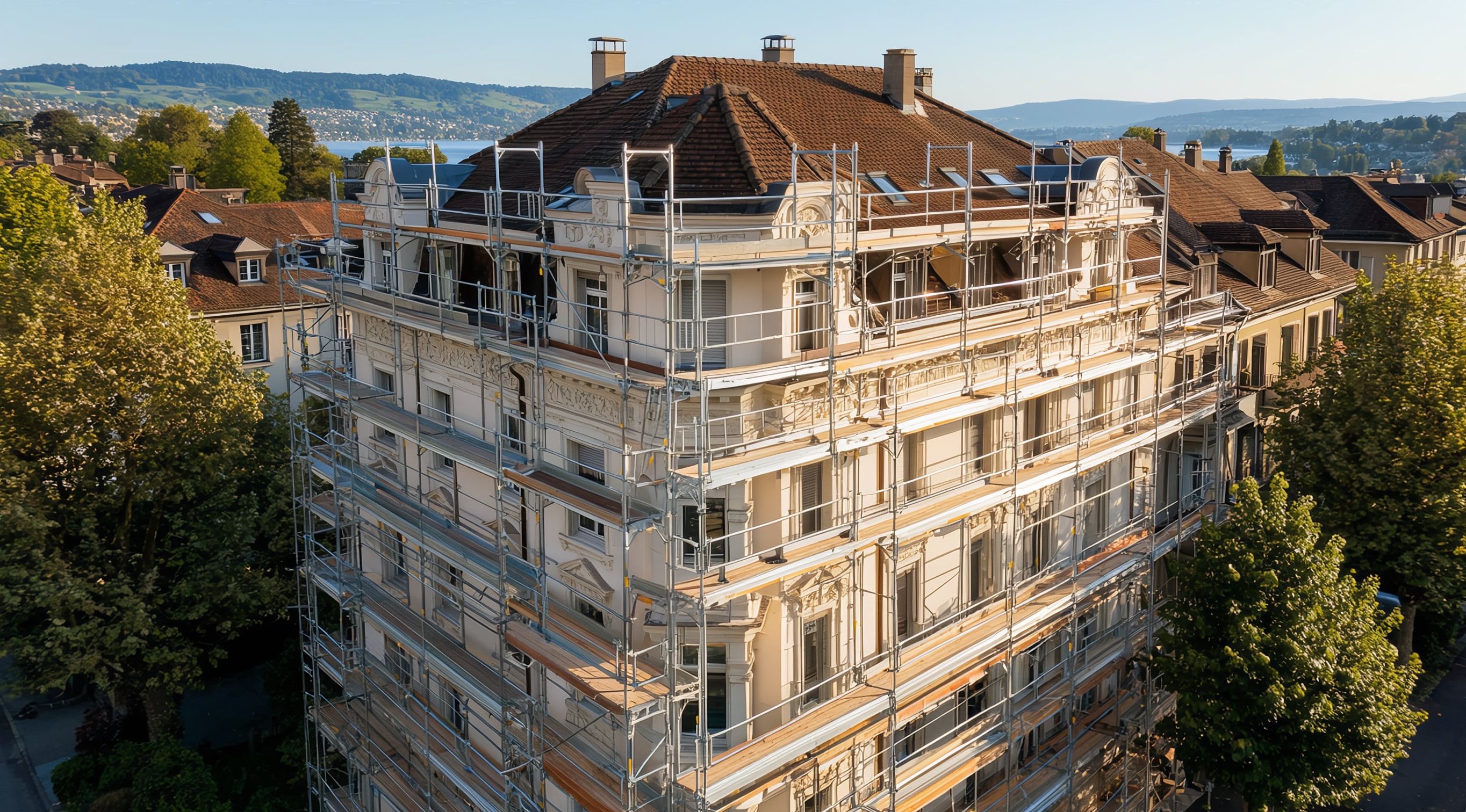 Fassadengerüst an einer Gründerzeitfassade im Kanton Aargau – Foto: KUGE Bau AG