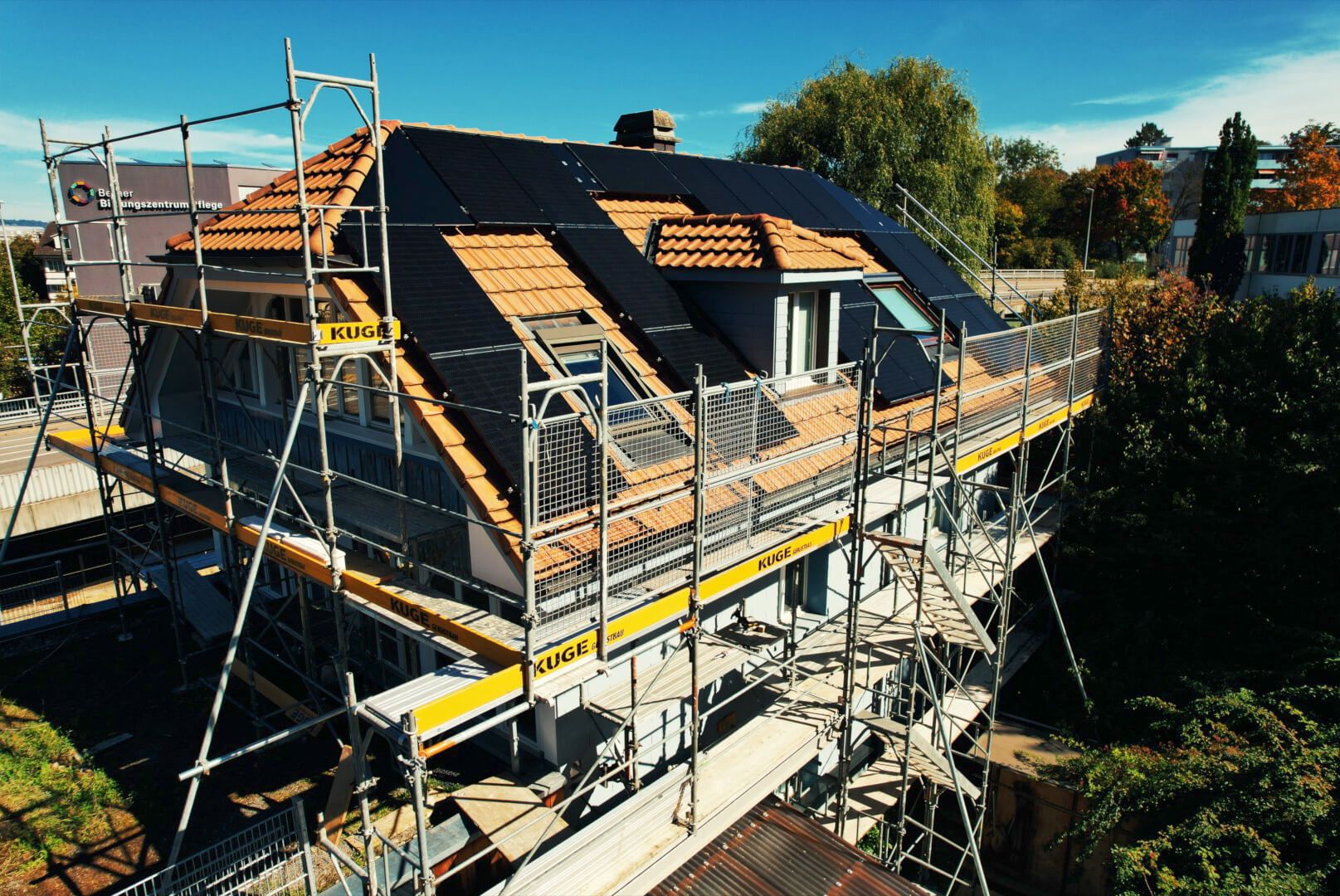 Solargerüste im Einsatz an einem Wohnhaus – Foto: KUGE Bau AG
