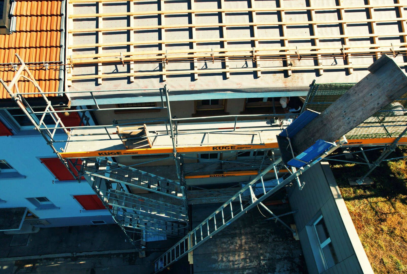 Treppentürme im Einsatz an einem Wohnhaus – Foto: KUGE Bau AG