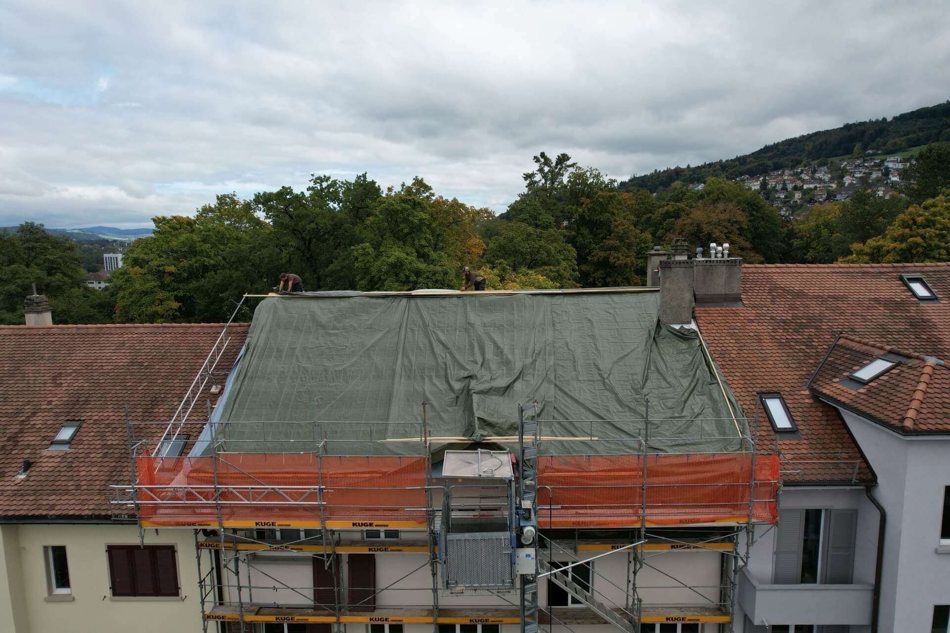 Fassadengerüst + Material-Aufzug Fassadengerüst mit Material-Aufzug – Foto 2 – KUGE Bau AG