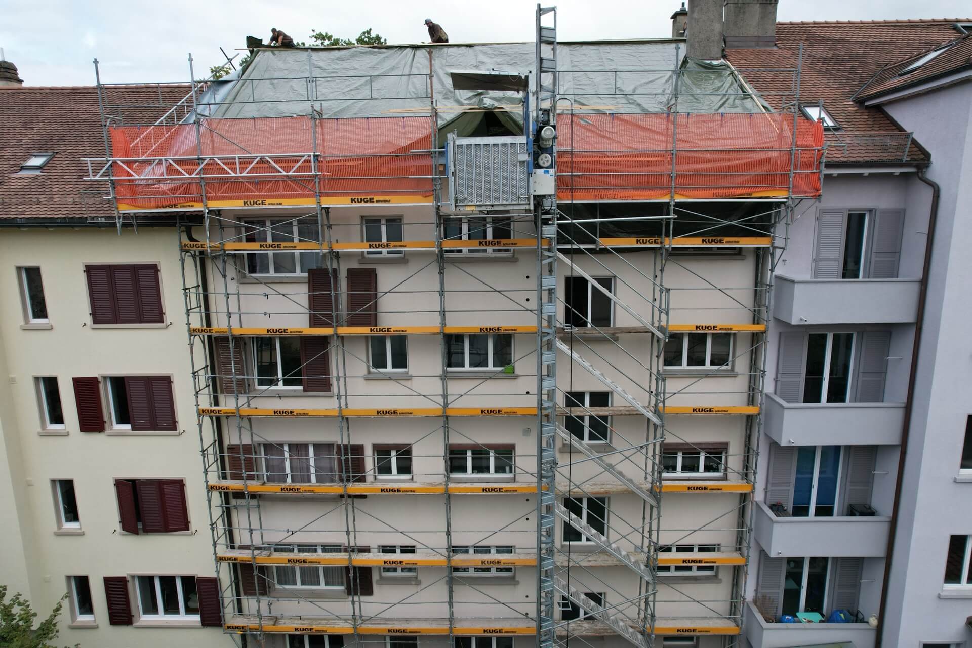 Fassadengerüst + Material-Aufzug Fassadengerüst mit Material-Aufzug – Foto 3 – KUGE Bau AG